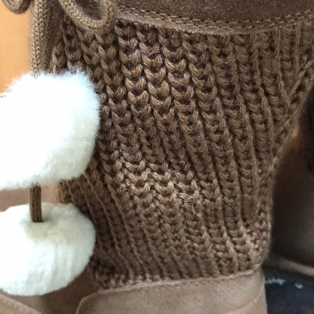 BEARPAW Size 8 fur lined boots with tie.